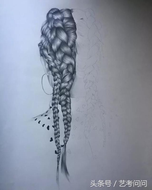 头发丝特别的细腻~ 用笔特别的柔和 把头发的体积感 用黑白灰的线条
