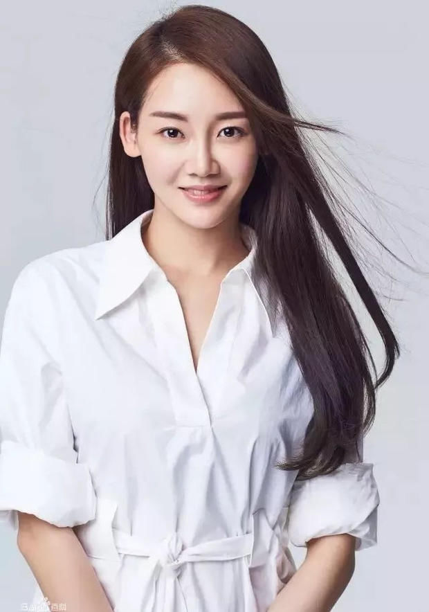 《芳华》之后,苗苗接拍了和窦骁搭档的电视剧《爱上你治愈我》.