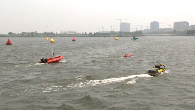 本届无人船公开赛融入了全新的赛事模式,在保留考核无人船技术、性能的自主巡航、折曲线巡航、自主避障、靠泊等传统赛事项目的基础上,新增产业应用类项目,以契合当下产业的实际需求,参赛队伍根据命题自行设计解决方案,以最快捷、最精确、最经济的方式完成比赛任务。