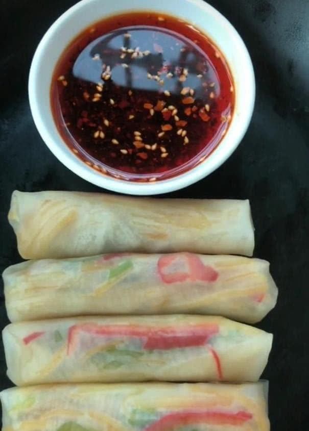 9,把卷好的小卷饼放入盘中, 用小碟倒上辣椒油沾着吃 超过瘾.