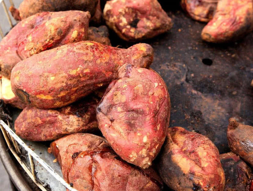 烤红薯,现在大多数烤红薯都是用煤碳烤的,碳烤的食物会导致癌症的发生