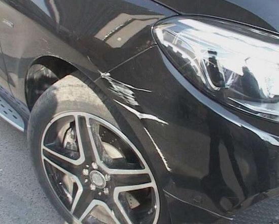电动三轮闯机动车道剐蹭百万豪车 加速就跑