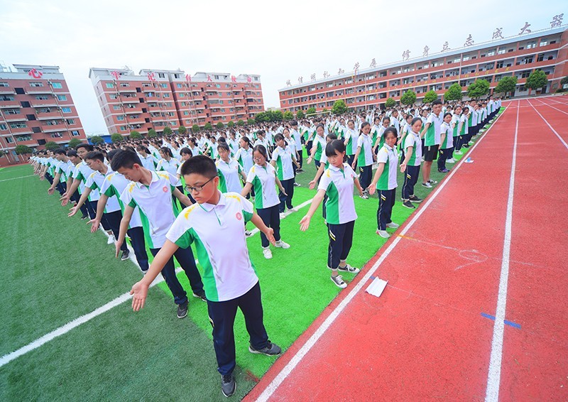 南充十一中高中军训汇报演出,千人方阵展八段锦健身操