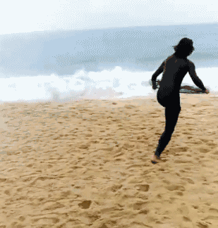 gif搞笑趣图:你再笑一笑试试,再拍一下试试?信不信我抱你