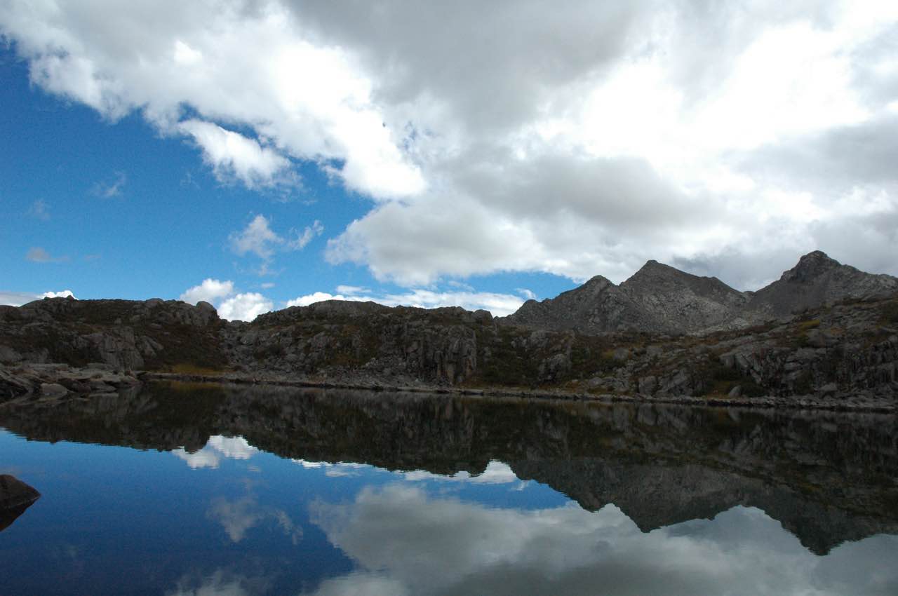 海子山,地处壤塘县上壤塘乡境内,位于壤塘,阿坝,马尔康三县交界处,距