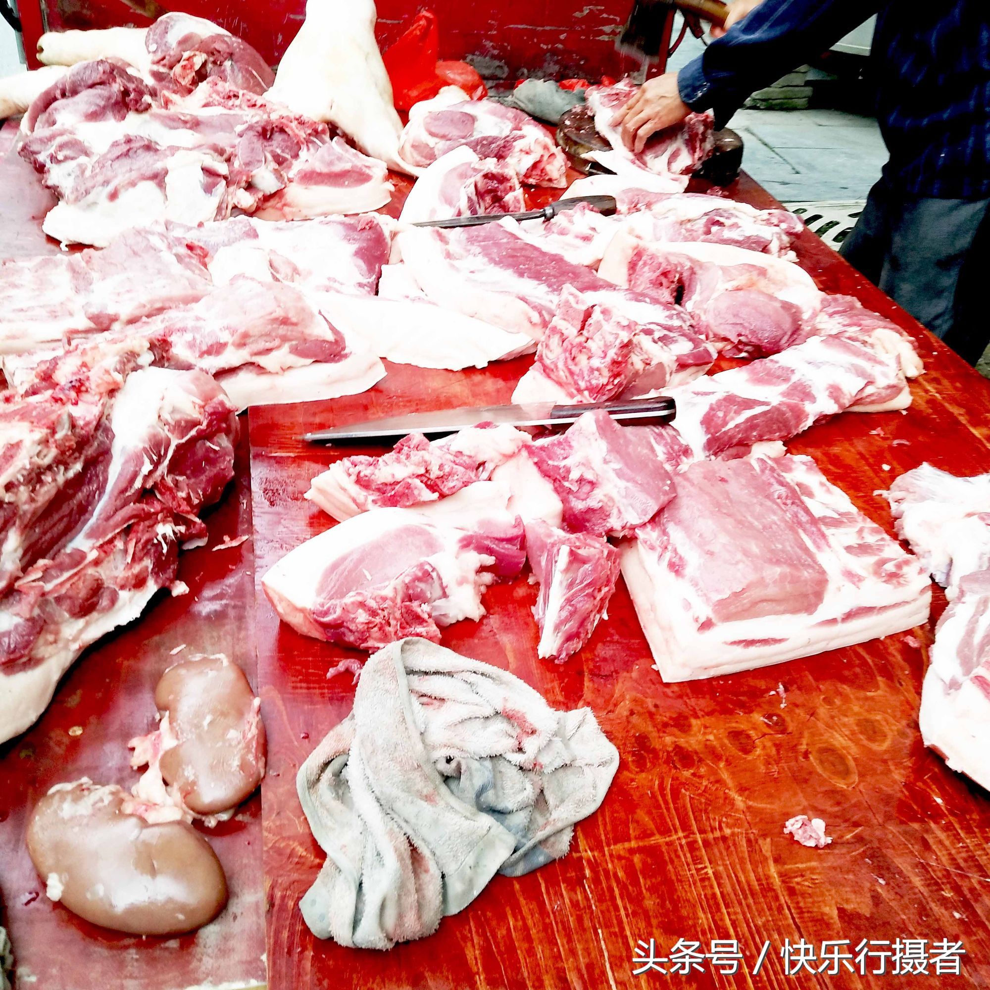 只买了七八斤,真想买个二三十斤放在冰霜冷冻慢慢吃,比起那些饲料猪肉