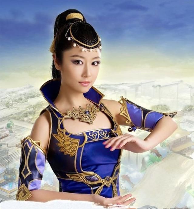 蓝色战袍装更加的英姿飒爽气度不凡美女大侠一枚.