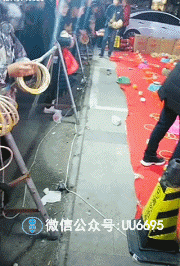 【猜你喜欢】↓ 搞笑gif动图:打牌输一把顶一块砖,大爷快成搬砖工了