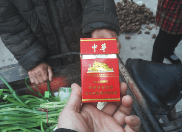 老大爷蹬三轮路边卖菜, 却没想到抽"中华牌"香烟, 你怎么看?