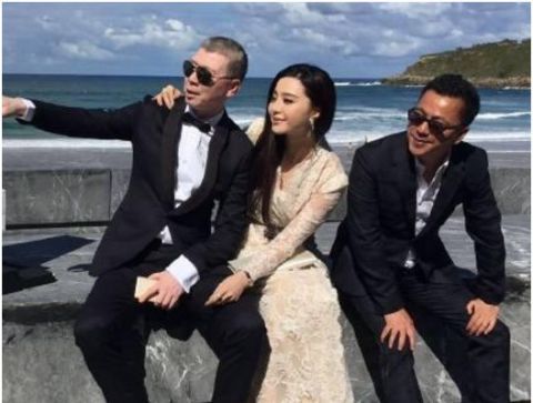 丫鬟为什么比格格还火?范冰冰跟五位大佬合影,最后一个最激动!