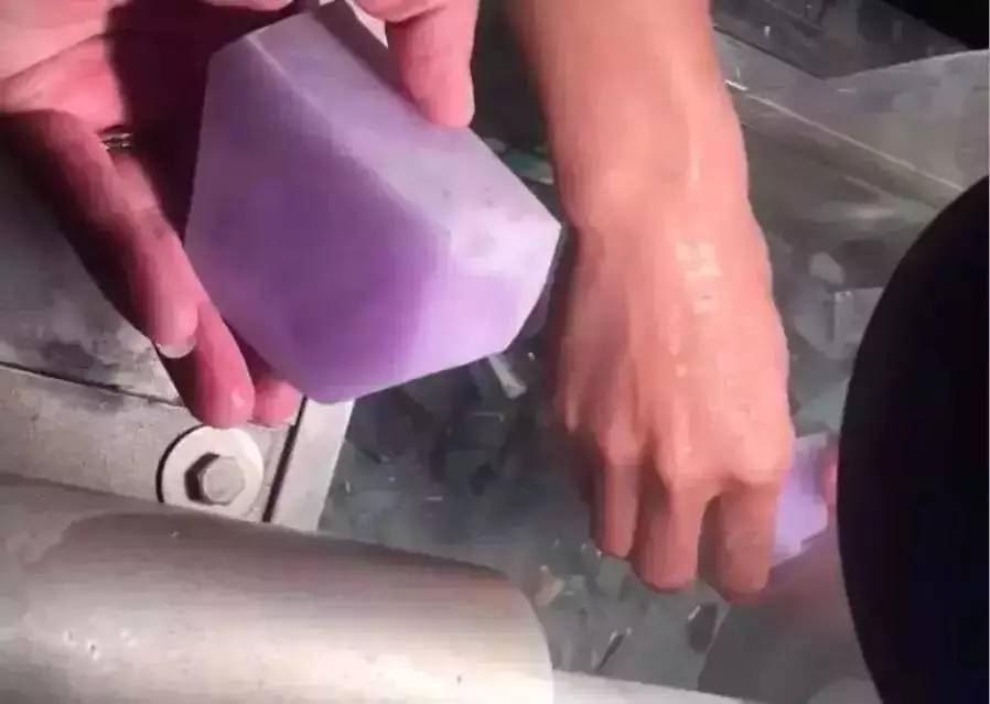 木那场口,带淡淡天空蓝晴底的那种料子,肉质非常细腻,翡翠原石在明