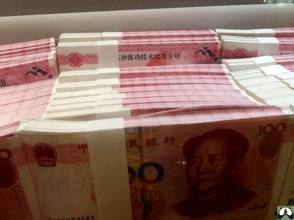 火锅店摆"1000万现金"放门口作为举报奖金,凑上去看傻眼了