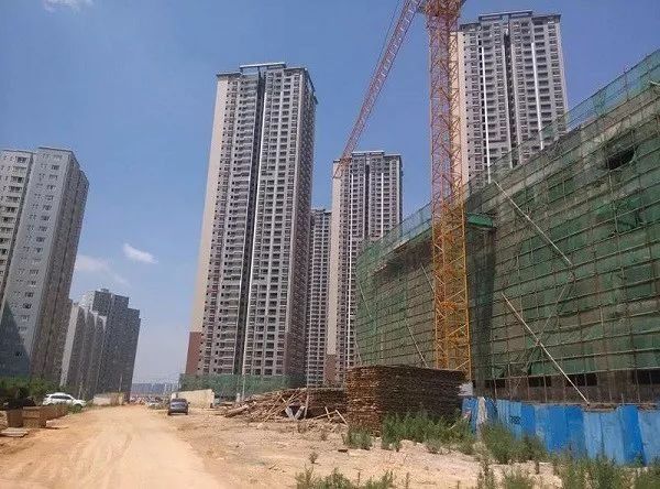 城自2014年底5号地块封顶之后便持续停工,到目前为止历时3年仍未复工