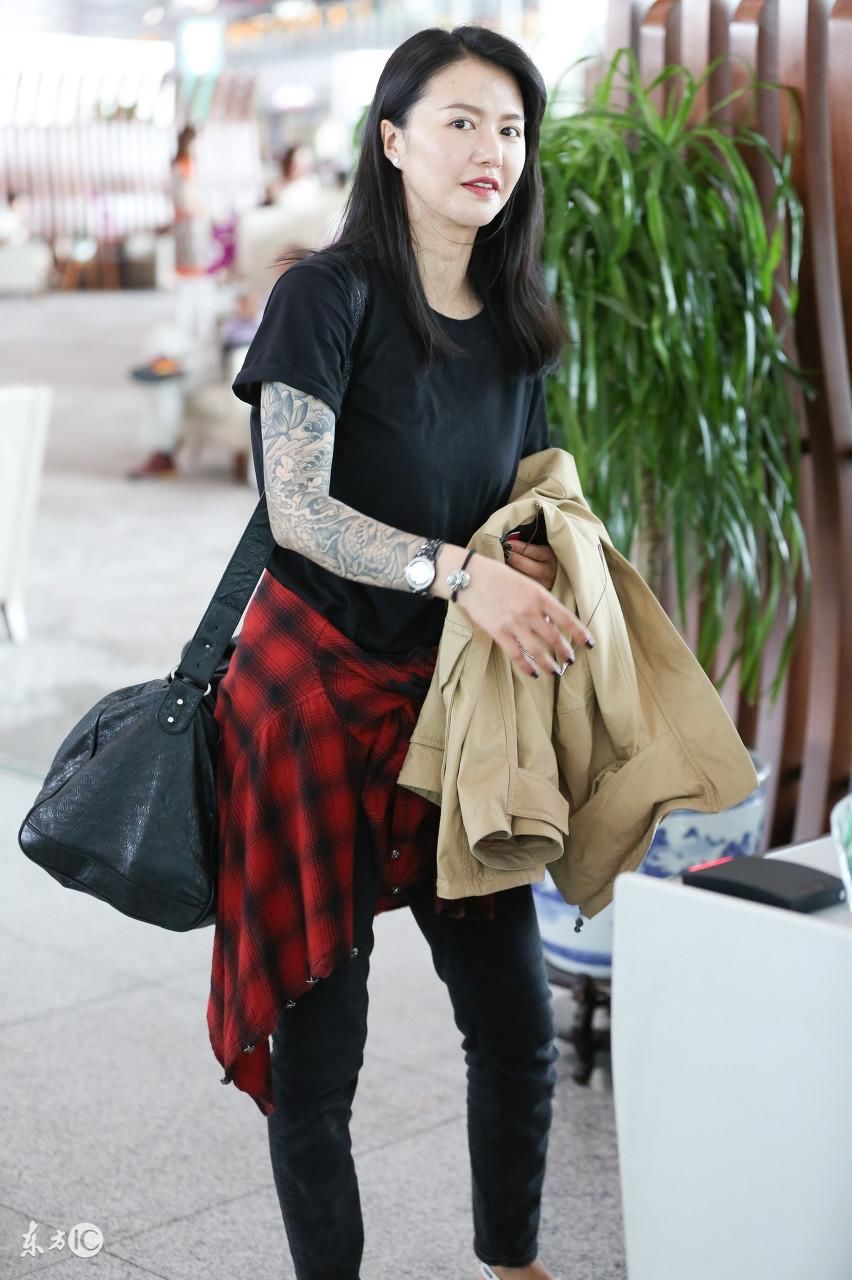 日前,谭维维现身机场,依然是如此潇洒自若,右手臂的纹身很显霸气,不过