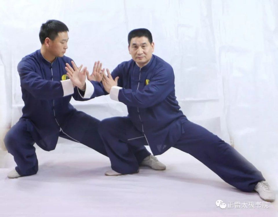 5 粘走借力运动 在推手松沉轻灵的粘走中,破坏对方平衡,迫使其拔根浮