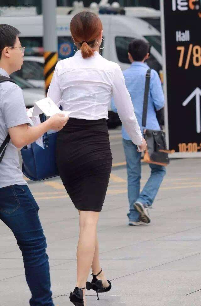 街拍:微胖的美女搭配包臀裙,肉肉的感觉谁能拒绝?