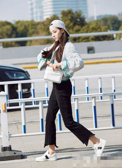 迪丽热巴机场街拍示范 小香风外套打造街头style