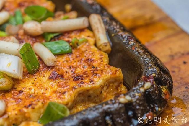 昆明非主流男的烧烤店,6张桌日卖7000串,公子哥开兰博基尼来吃