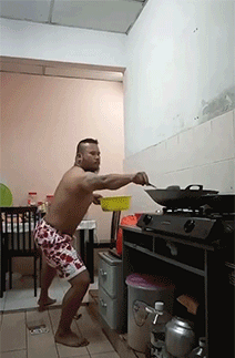 搞笑gif:大哥你太没出息,炒个菜怕成这样