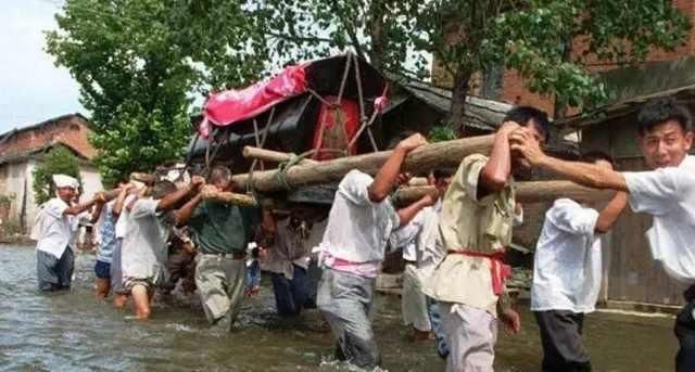 农村出殡时,抬棺材为什么不能中途落地,是犯大忌?原因