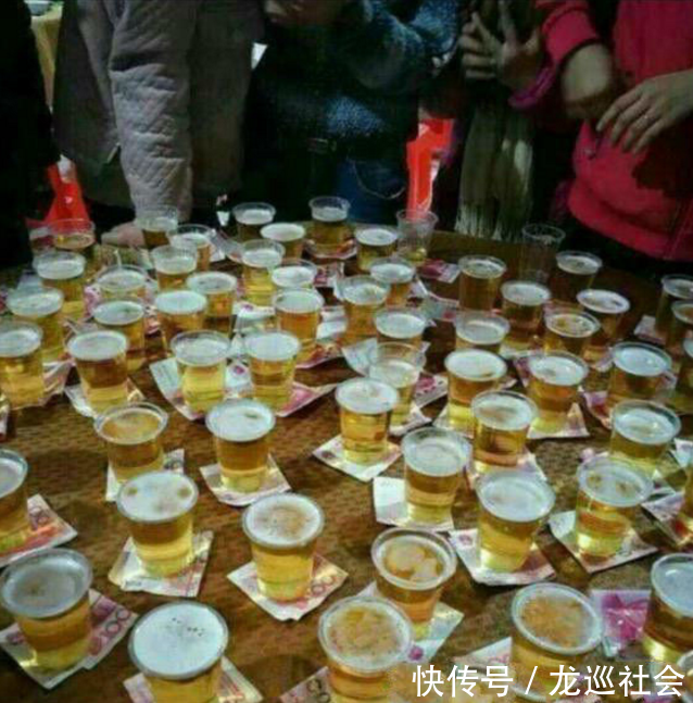 同学聚会土豪拿钱当游戏,一杯酒一百元,有位同学却这样做!