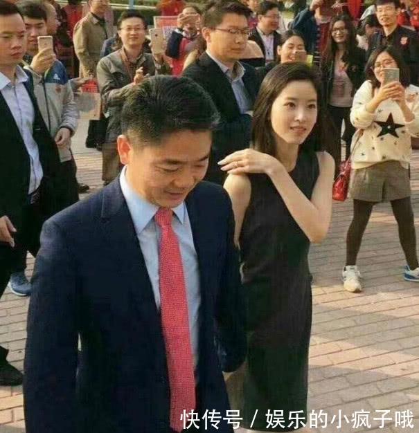 章泽天近照曝光,和刘强东看着像父女,为继子庆生却