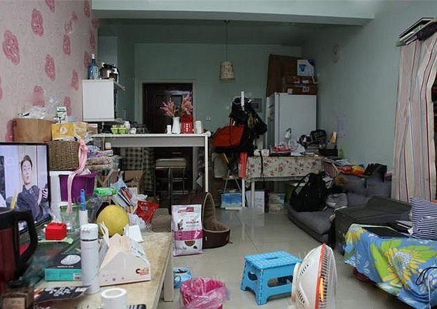 整个客厅堆满了各式各样杂乱无章的东西,都没有下脚的当地了,家里乱成