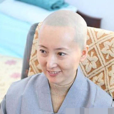 余小雪,在16年前悄悄地皈依释教,法号妙霞.