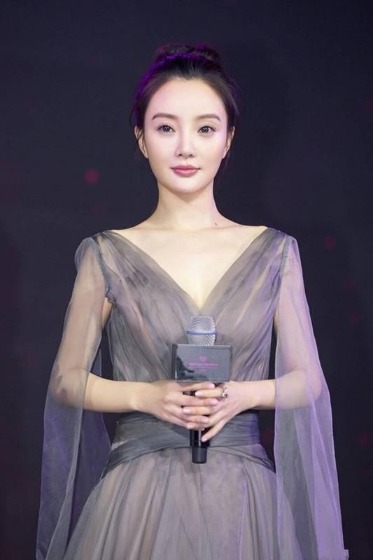 李小璐一路走来从清纯到妩媚演绎完美女人,一袭 深v礼服出境,仙气缭绕