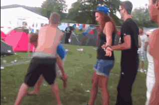 搞笑内涵:妹子,让你看热闹凑这么近,这下被踹了吧,看着都疼啊