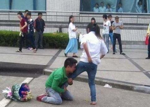 农村小伙为了爱情,当街求婚被拒,竟然抱住女孩大腿跪地痛哭