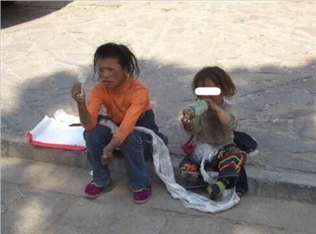 街上讨饭的小乞丐,大部分是丢失儿童,人贩子每日定量让他们行乞