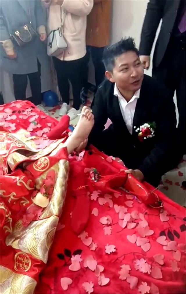 闹婚:新娘光脚丫夹着一支烟,新郎被逼屏住呼吸靠近吸了一口