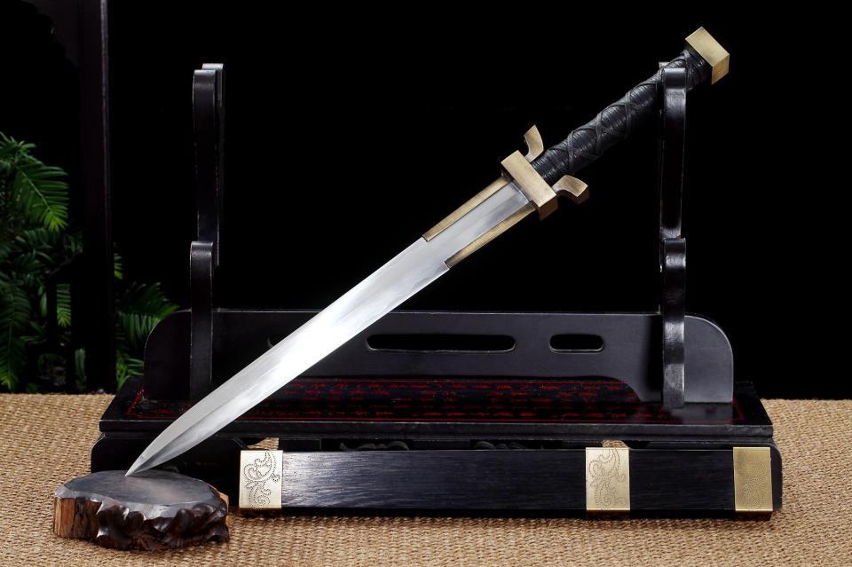 短剑曾是防身和谋杀的利器,而长剑可能从来就只是摆设物.