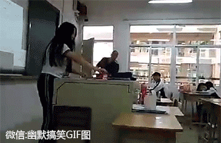 搞笑动态图:你见过保洁阿姨蹦迪吗?