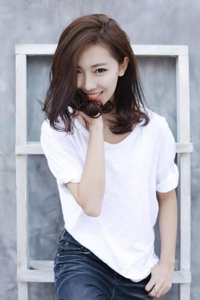 她是巩俐师妹搭档钟汉良成名,与邱心志相恋,近期在胡歌身边