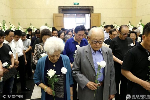 演杨白劳的柳石明走了 社会各界冒雨送别