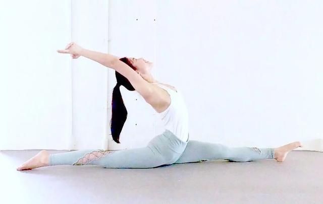 白白净净女孩练瑜伽,原来清纯气质是这样来的