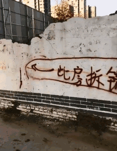 搞笑gif图:派出所偷手机!姑娘你艺高人胆大啊!