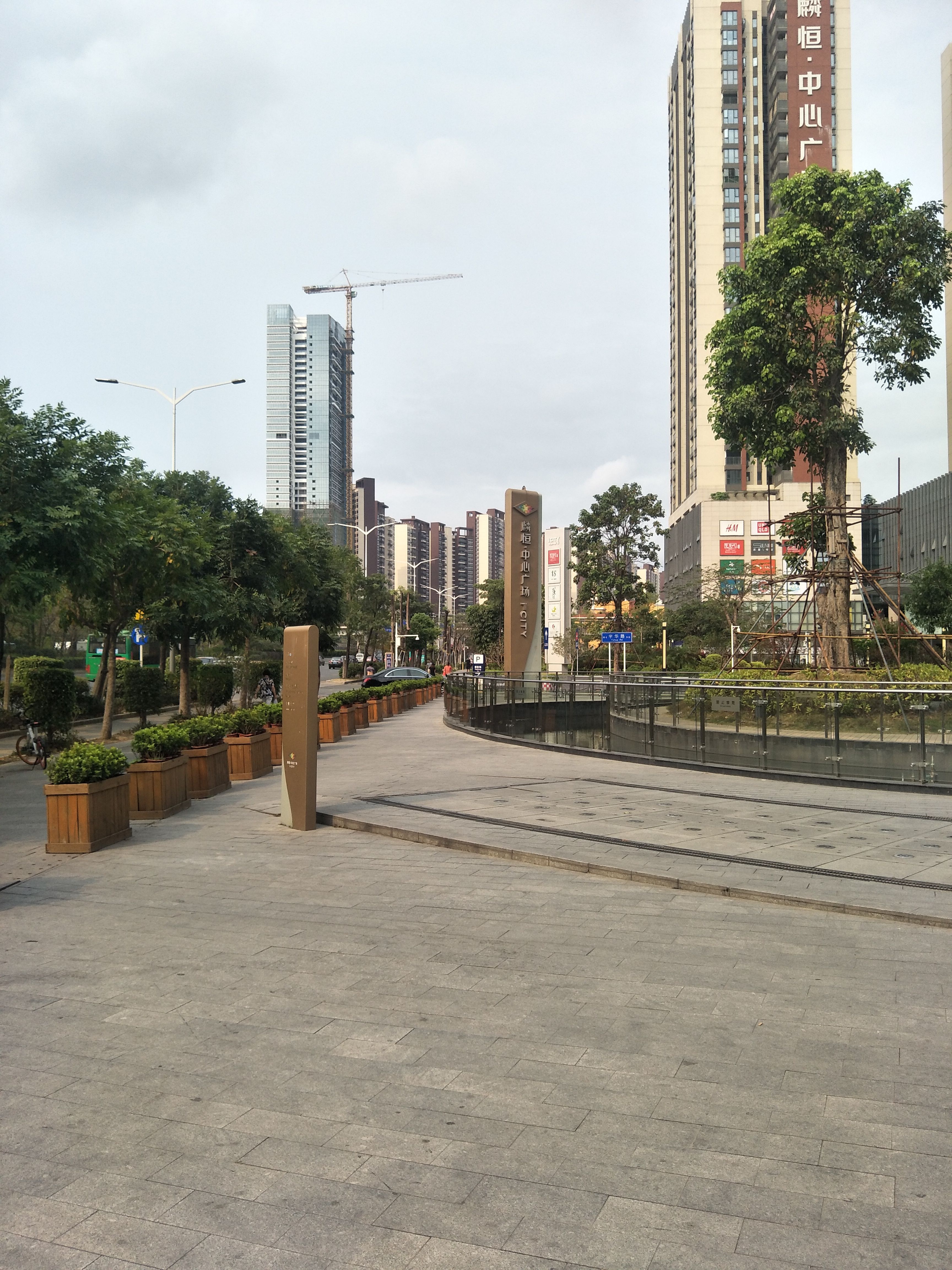 街拍:深圳市横岗六约社区六约商业街和六约地铁站