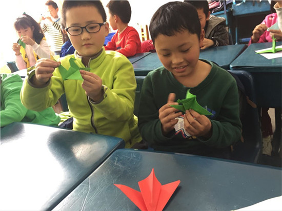 五桂桥小学邀请家长走进课堂开展"现代折纸"兴趣活动课
