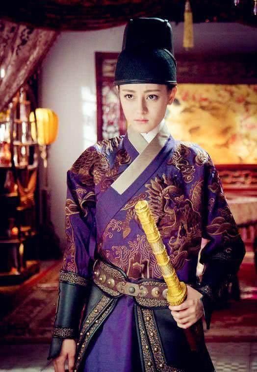 古装剧中女扮男装的明星:热巴霸气冷峻,颖宝郑爽西装革履,最后一个骗