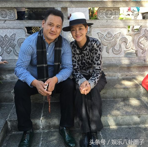 降央卓玛全家近照,老公185英俊潇洒超浪漫,一双儿女调皮可爱