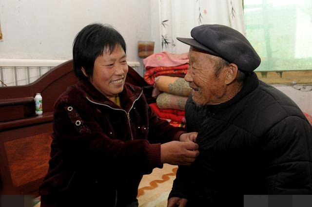 丈夫去世,女子跪求公公随她改嫁,新组建家庭照顾老人,毫无怨言