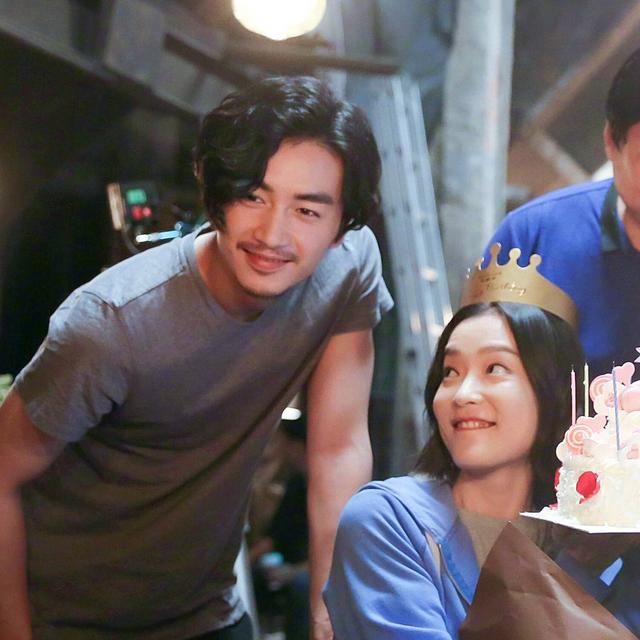 在一张杜鹃在剧组过生日的路透图片,杜鹃看着陈晓,眼睛笑盈盈的,嘴角