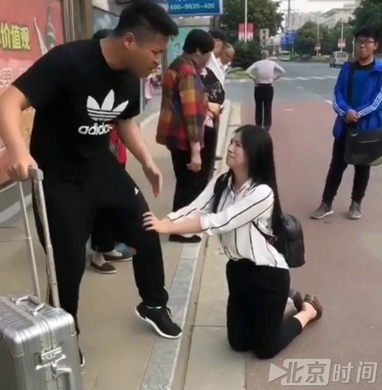 女子当众给男友下跪 真相让人唏嘘不已
