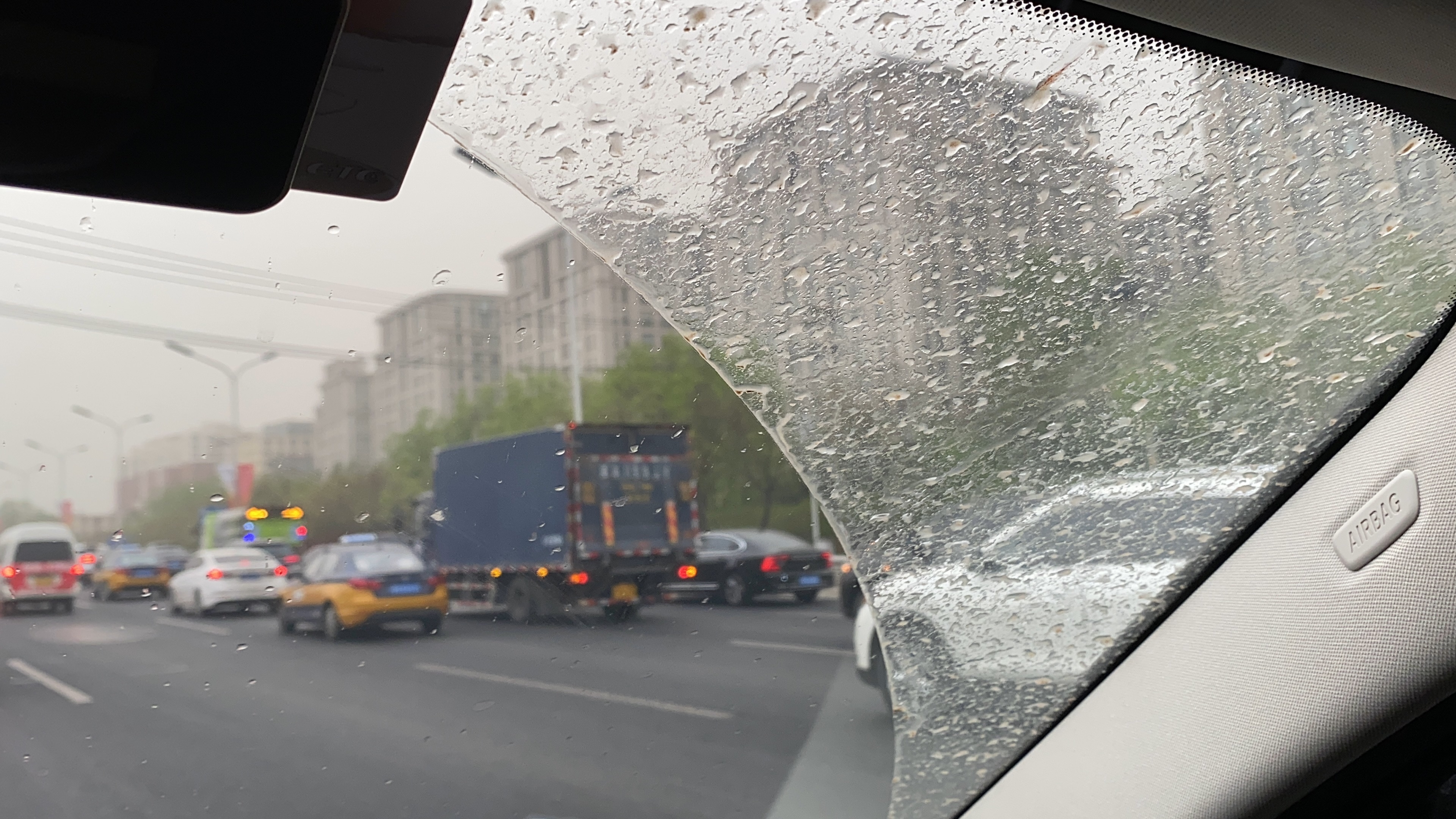 风雨雷电加沙尘!北京市多地降下泥雨