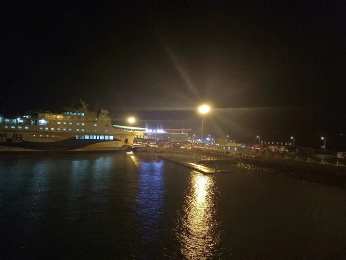 欣赏一下海上夜景
