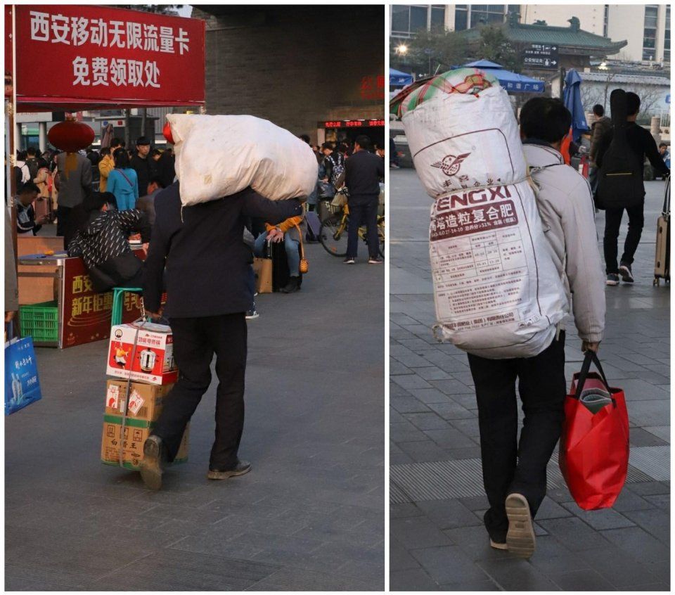 另外一名民工大哥用绳子捆着蛇皮袋子,成了自制的"行李箱",右手提着