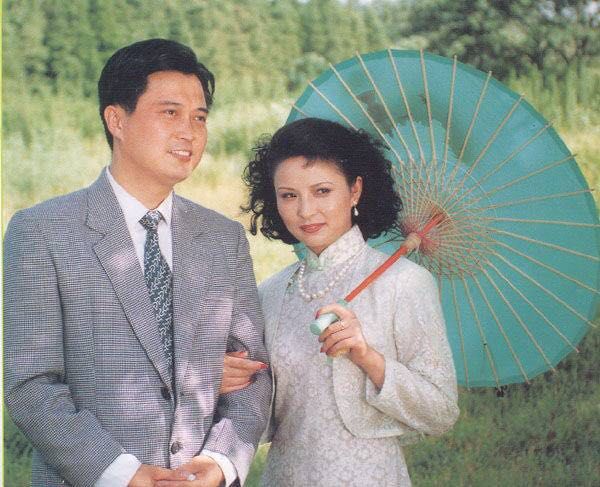 1992年因扮演家庭剧《上海一家人》中的若男获得第10届中国电视金鹰奖